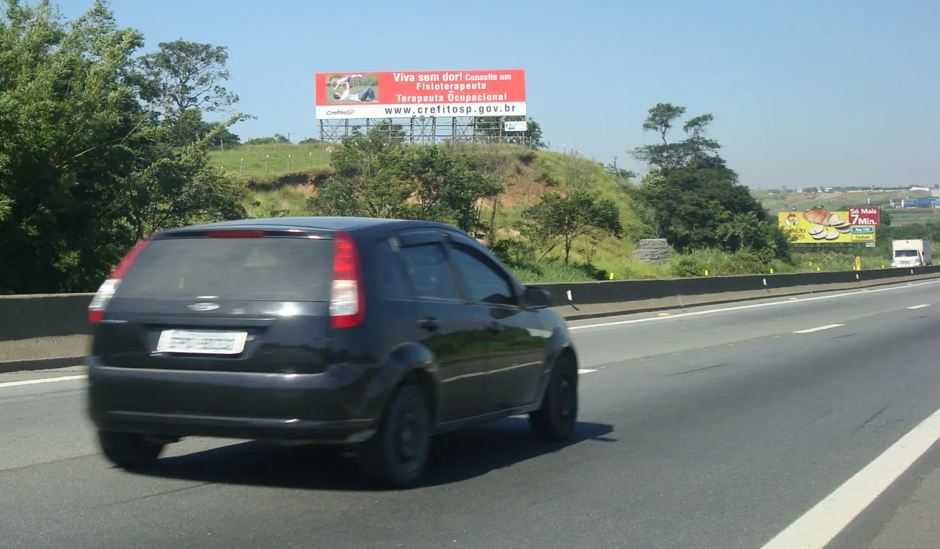 Frontlight – Rod. Pres. Dutra km 102,2, Pindamonhangaba - SP – Pindamonhangaba/SP — foto 2