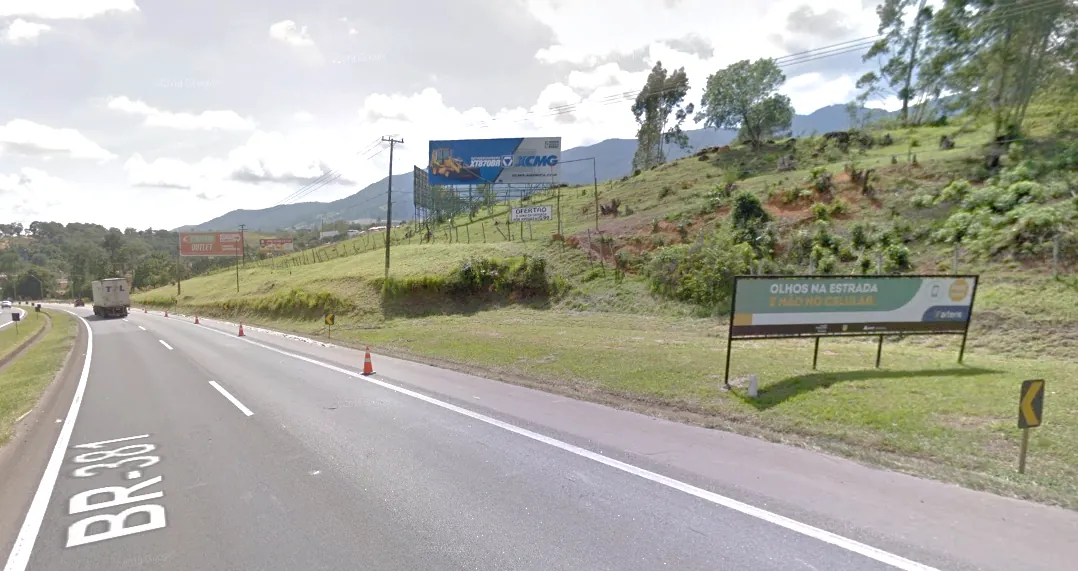 Front Light Rod. Fernão Dias km 0,200 – Vargem/SP – 15m x 5m