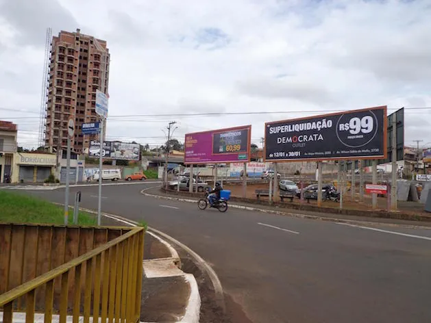 Outdoor – AV ANTONIO BARBOSA FILHO COM AV PAULINO PUCCI - SENTIDO, Franca - SP – Franca/SP — foto 3