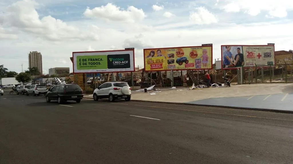 Outdoor – AV INTEGRAÇAO COM PRAÇA 1º DE MAIO - SENTIDO CENTRO - 3ª, Franca - SP – Franca/SP — foto 2