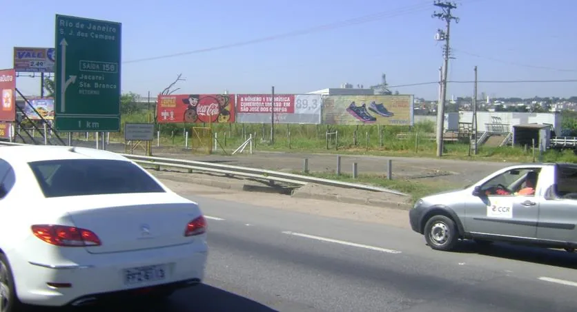 Outdoor ROD. PRES. DUTRA km 158 – Jacareí/SP